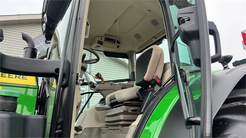 John Deere 6R 215 Command Pro med frontlift - Tractor: foto 4 John Deere 6R 215 Command Pro med frontlift - Tractor: foto 4