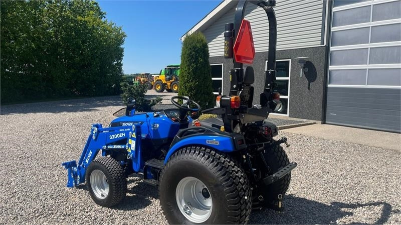 Solis H26 HST Turfdæk og Frontlæsser - Tractor: foto 3 Solis H26 HST Turfdæk og Frontlæsser - Tractor: foto 3