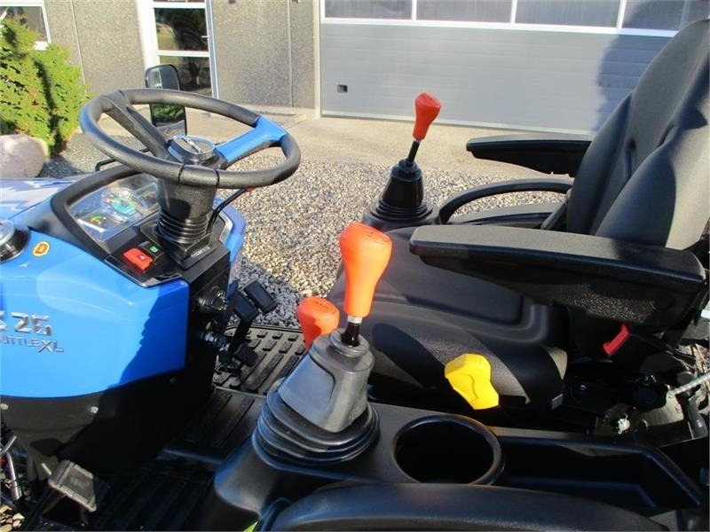 Solis S26 Shuttle XL 9+9 med store brede Turf hjul på ti - Tractor: foto 4 Solis S26 Shuttle XL 9+9 med store brede Turf hjul på ti - Tractor: foto 4