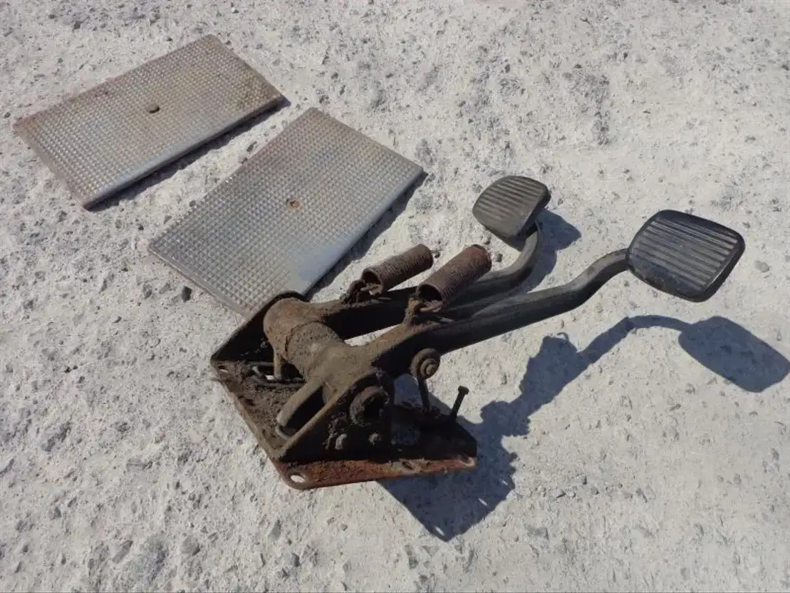 Scania Brake AND Clutch Pedal From Scania LB 0 AND LB1 Serie  - Pedal para Camión: foto 4 Scania Brake AND Clutch Pedal From Scania LB 0 AND LB1 Serie  - Pedal para Camión: foto 4