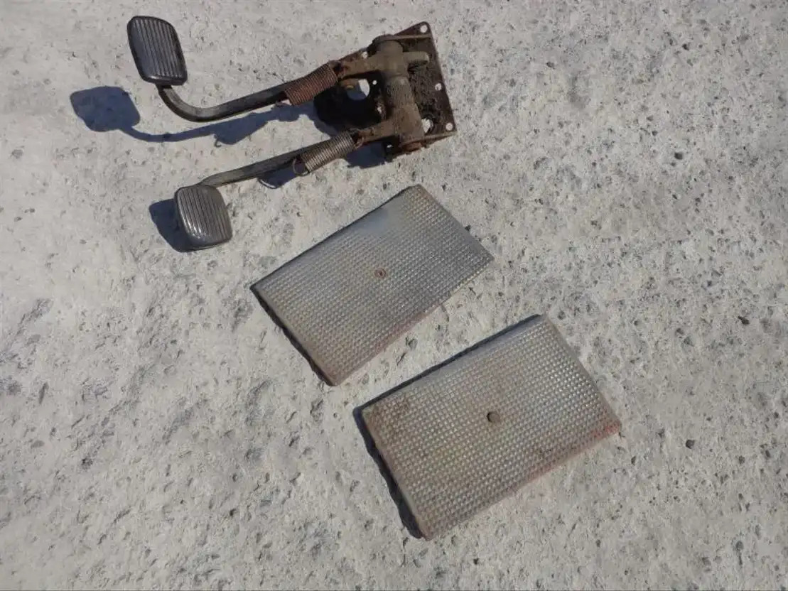 Scania Brake AND Clutch Pedal From Scania LB 0 AND LB1 Serie  - Pedal para Camión: foto 2 Scania Brake AND Clutch Pedal From Scania LB 0 AND LB1 Serie  - Pedal para Camión: foto 2