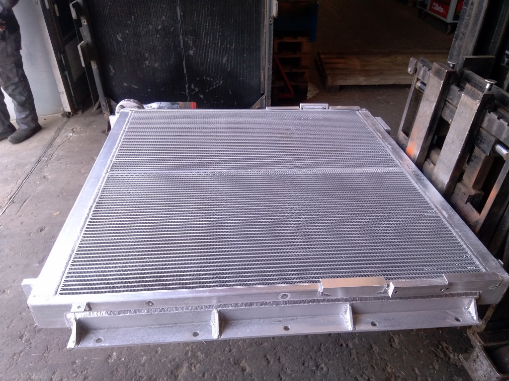 Hitachi 4406230 - Enfriador de aceite para Maquinaria de construcción: foto 2 Hitachi 4406230 - Enfriador de aceite para Maquinaria de construcción: foto 2