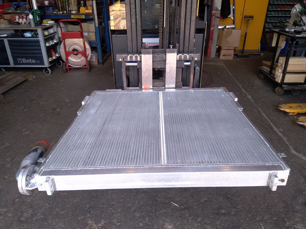 Hitachi 4406230 - Enfriador de aceite para Maquinaria de construcción: foto 1 Hitachi 4406230 - Enfriador de aceite para Maquinaria de construcción: foto 1