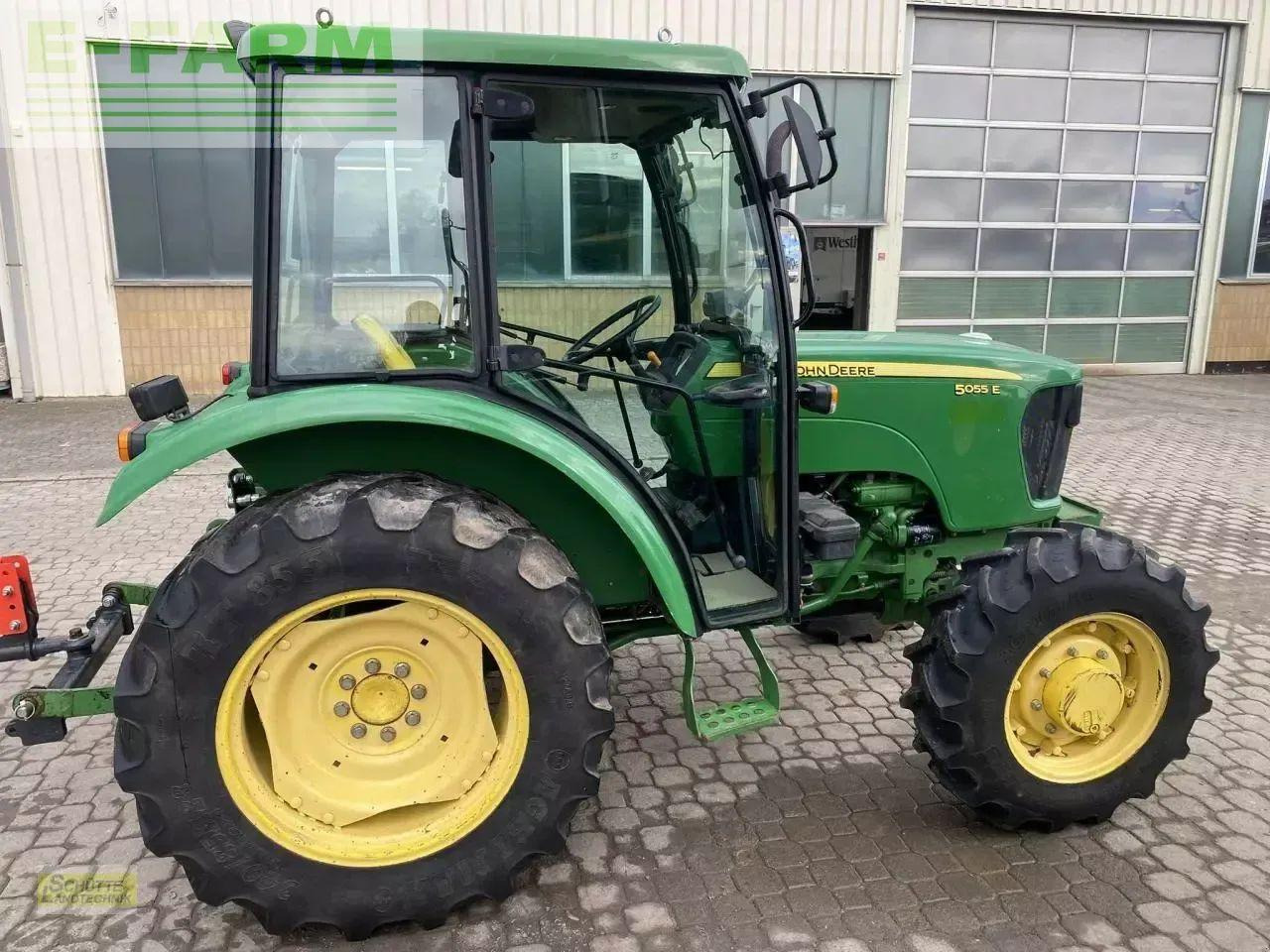 Tractor John Deere 5055e: foto 8