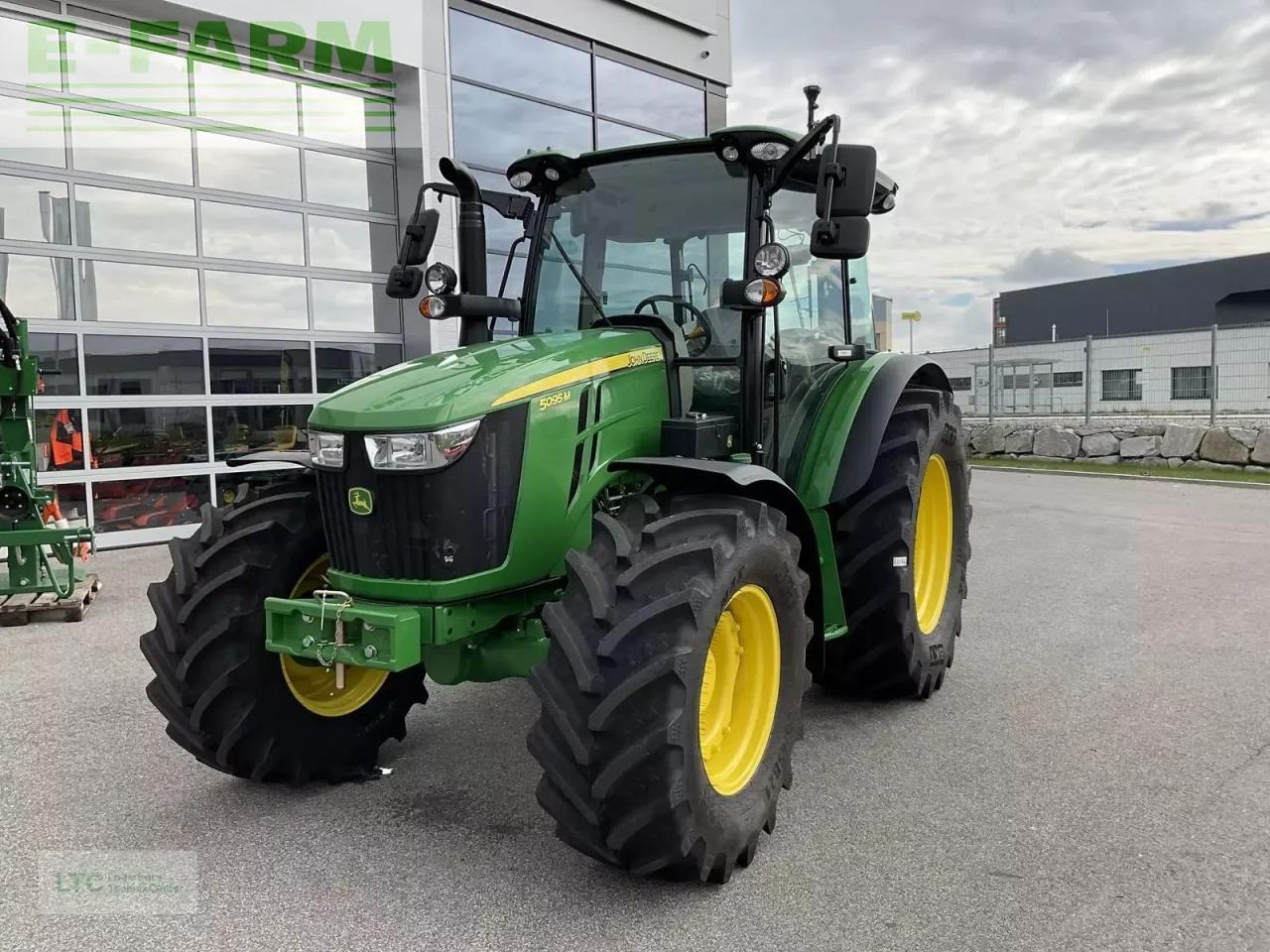 John Deere 5095m - Tractor: foto 1 John Deere 5095m - Tractor: foto 1
