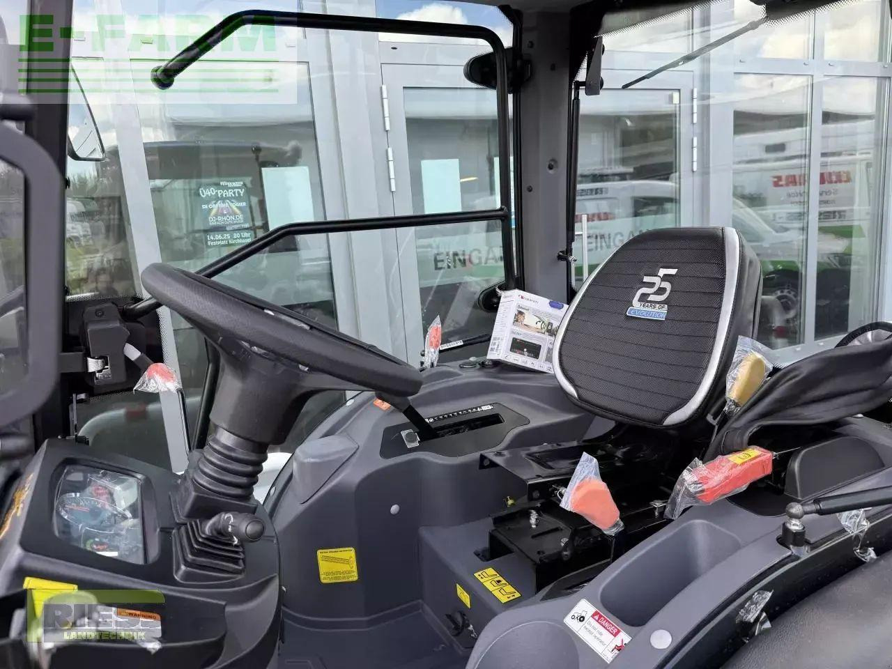 Solis 26 hst kabine panther (black) - Tractor: foto 4 Solis 26 hst kabine panther (black) - Tractor: foto 4