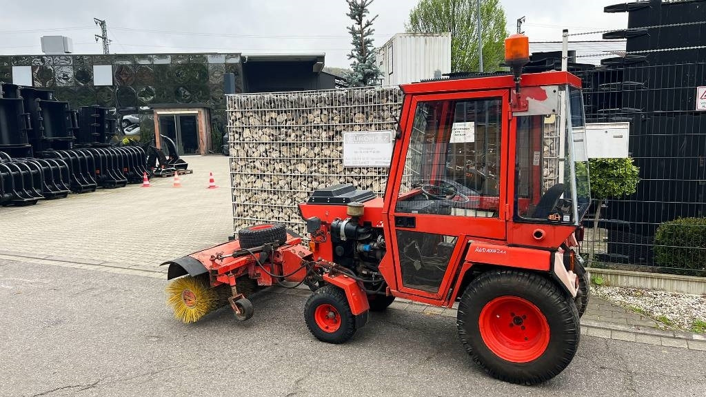 Hako 2300 D Kleintraktor, hyrd. Kehrmaschine, Zapfwelle - Tractor municipal: foto 5 Hako 2300 D Kleintraktor, hyrd. Kehrmaschine, Zapfwelle - Tractor municipal: foto 5
