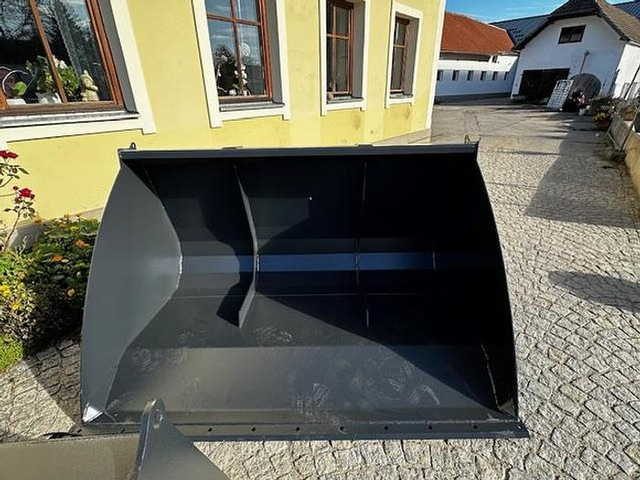 Big Volumenschaufel 200 cm mit Kramer Aufnahme - Cazo: foto 1 Big Volumenschaufel 200 cm mit Kramer Aufnahme - Cazo: foto 1