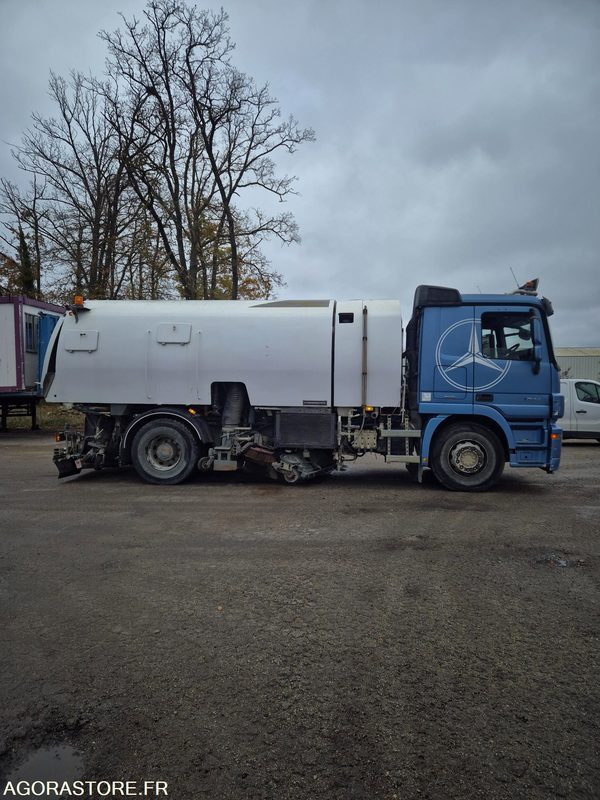 Balayeuse Eurovoirie Optifant 70 TA THP - 2012 - 242 000 heures - Barredora vial: foto 1 Balayeuse Eurovoirie Optifant 70 TA THP - 2012 - 242 000 heures - Barredora vial: foto 1