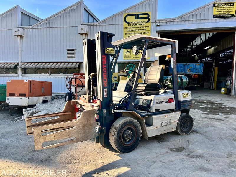 CHARIOT ÉLÉVATEUR À GAZ KOMATSU FG25T-11E AVEC PINCES - 1995 / 7938 HEURES - Carretilla elevadora diésel: foto 1 CHARIOT ÉLÉVATEUR À GAZ KOMATSU FG25T-11E AVEC PINCES - 1995 / 7938 HEURES - Carretilla elevadora diésel: foto 1
