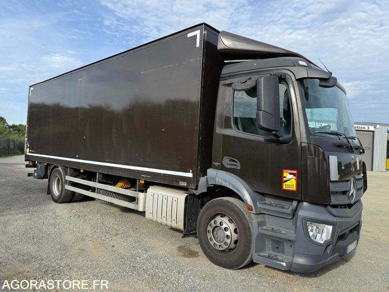 Mercedes Antos 1824 caisson hayon dhollandia 3t - 193000km-2017 - Camión: foto 2 Mercedes Antos 1824 caisson hayon dhollandia 3t - 193000km-2017 - Camión: foto 2