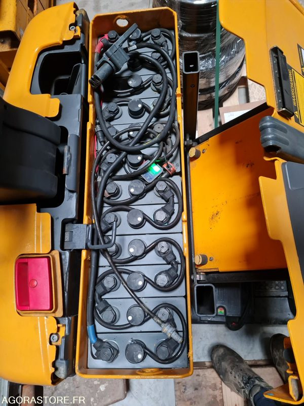 PREPARATEUR DE COMMANDE JUNGHEINRICH ECE220 - 2012 - 2391 HEURES - Equipo de manutención: foto 3 PREPARATEUR DE COMMANDE JUNGHEINRICH ECE220 - 2012 - 2391 HEURES - Equipo de manutención: foto 3