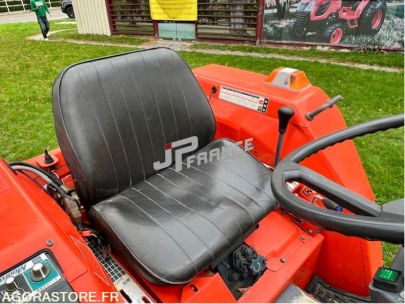MICROTRACTEUR KUBOTA L1-185 4RM 3 CYLINDRES DIESEL 1300CM3 DANS L'ETAT - Tractor: foto 4 MICROTRACTEUR KUBOTA L1-185 4RM 3 CYLINDRES DIESEL 1300CM3 DANS L'ETAT - Tractor: foto 4