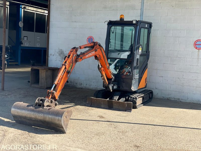 MINI-PELLE SUR CHENILLE CAOUTCHOUC HITACHI ZX17U-2 15CV 1.9T AVEC 3 GODETS - Excavadora: foto 1 MINI-PELLE SUR CHENILLE CAOUTCHOUC HITACHI ZX17U-2 15CV 1.9T AVEC 3 GODETS - Excavadora: foto 1