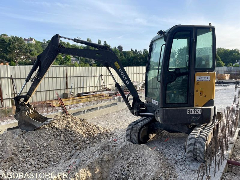 MINI-PELLE VOLVO ECR25D 2016 4700 HEURES - Excavadora: foto 1 MINI-PELLE VOLVO ECR25D 2016 4700 HEURES - Excavadora: foto 1