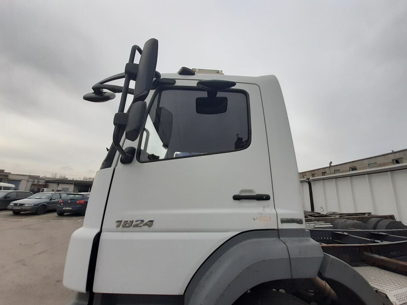 Mercedes-Benz - Puerta y piezas para Camión: foto 1 Mercedes-Benz - Puerta y piezas para Camión: foto 1