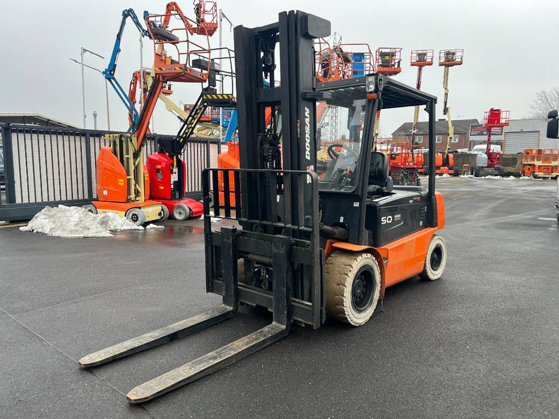Doosan B50X5 5T 6m Triplex non-marking (1841) - Carretilla elevadora eléctrica: foto 3 Doosan B50X5 5T 6m Triplex non-marking (1841) - Carretilla elevadora eléctrica: foto 3