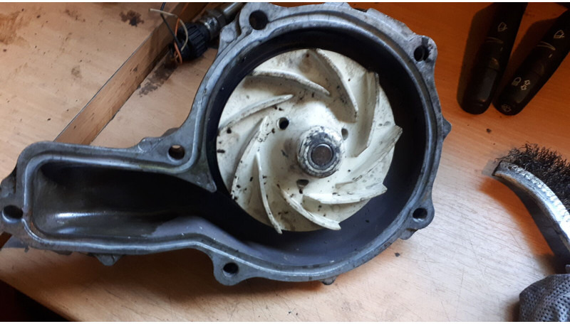 Volvo B 12 9700 . FM/FH - Bomba de refrigerante: foto 2 Volvo B 12 9700 . FM/FH - Bomba de refrigerante: foto 2