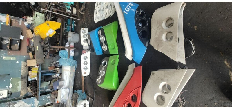 Volvo магнетолы . B12 . Ивеко - Parachoques: foto 2 Volvo магнетолы . B12 . Ивеко - Parachoques: foto 2