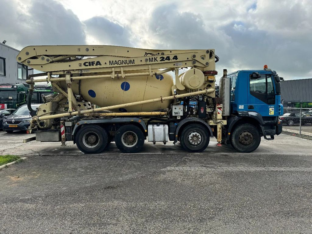 Camión hormigonera con bomba Iveco Eurotrakker 410 8X4 CIFA PUMP 24M + MIXER FULL S: foto 12