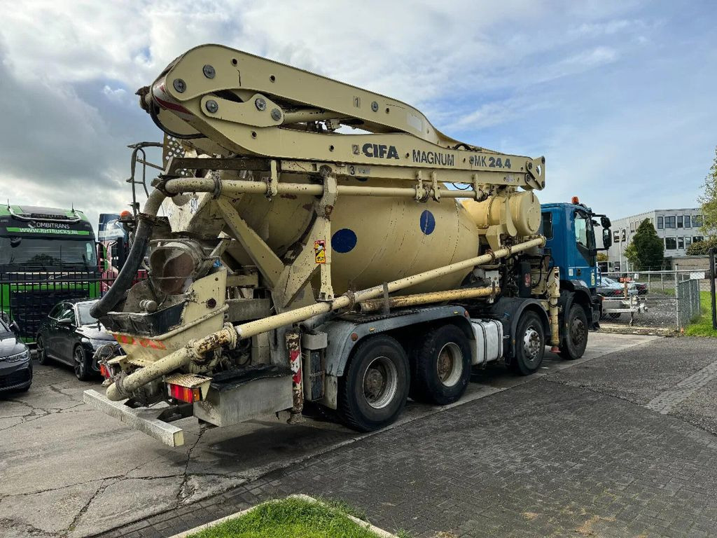 Camión hormigonera con bomba Iveco Eurotrakker 410 8X4 CIFA PUMP 24M + MIXER FULL S: foto 13
