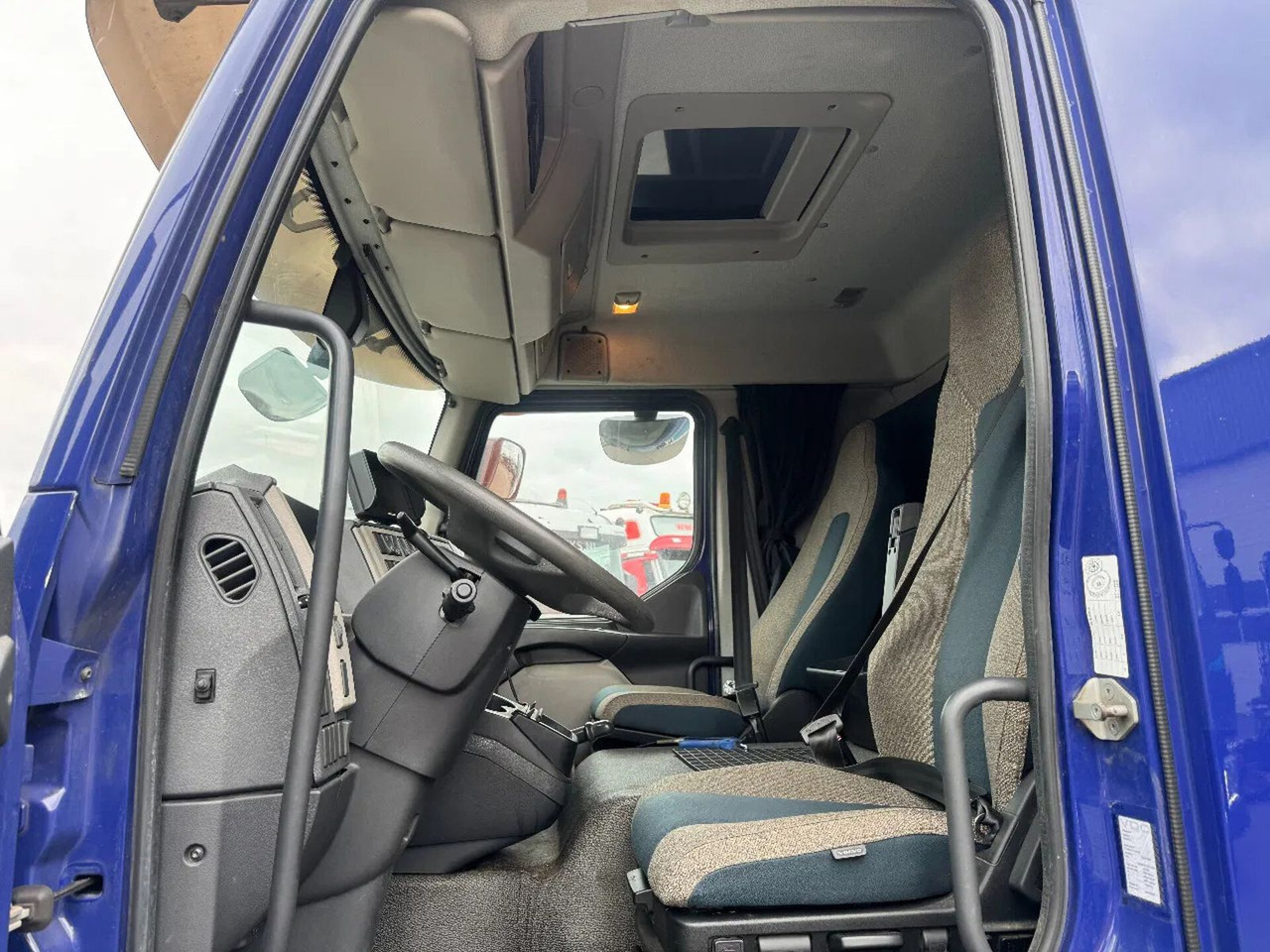 Camión caja cerrada Volvo FL 250 4X2 3 UNITS CARGO LOCK + DHOLLANDIA LIFT: foto 13