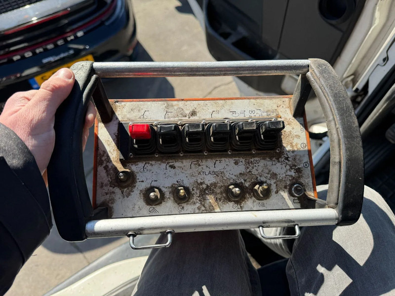 Camión volquete, Camión grúa Volvo FM 330 6X2 - EURO 5 + ATLAS 126.3E A2 + REMOTE + LIFT/STEERING AXLE: foto 16 Camión volquete, Camión grúa Volvo FM 330 6X2 - EURO 5 + ATLAS 126.3E A2 + REMOTE + LIFT/STEERING AXLE: foto 16