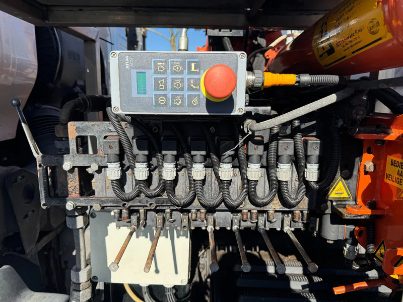 Camión volquete, Camión grúa Volvo FM 330 6X2 - EURO 5 + ATLAS 126.3E A2 + REMOTE + LIFT/STEERING AXLE: foto 17 Camión volquete, Camión grúa Volvo FM 330 6X2 - EURO 5 + ATLAS 126.3E A2 + REMOTE + LIFT/STEERING AXLE: foto 17