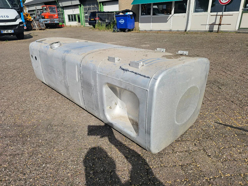 MAN Brandstoftank 595 Liter - L197 B70 H58 - Onderdeel nr. 81.122015733 - Depósito de combustible para Camión: foto 2 MAN Brandstoftank 595 Liter - L197 B70 H58 - Onderdeel nr. 81.122015733 - Depósito de combustible para Camión: foto 2