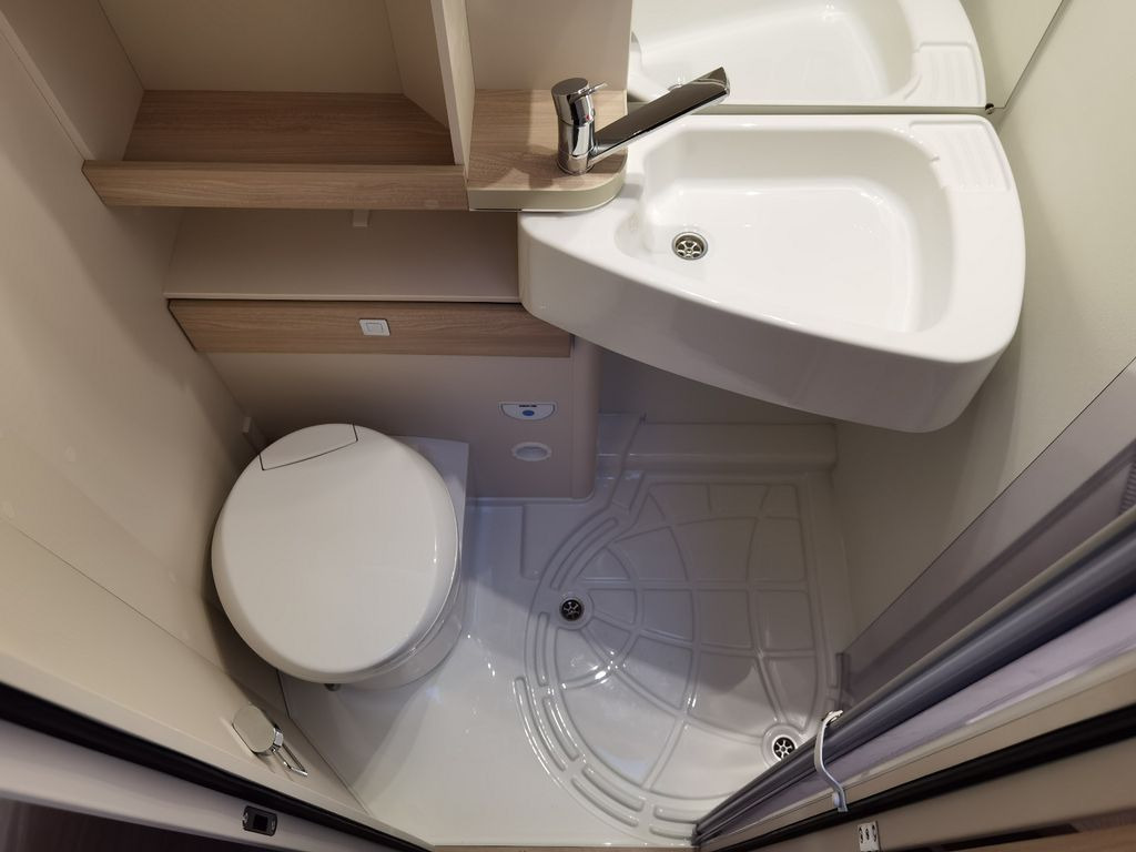 Autocaravana capuchina Eura Mobil ACTIVA ONE 690 HB/-2024-/ 180PS-9G-MAXI/ 6xSITZE: foto 21