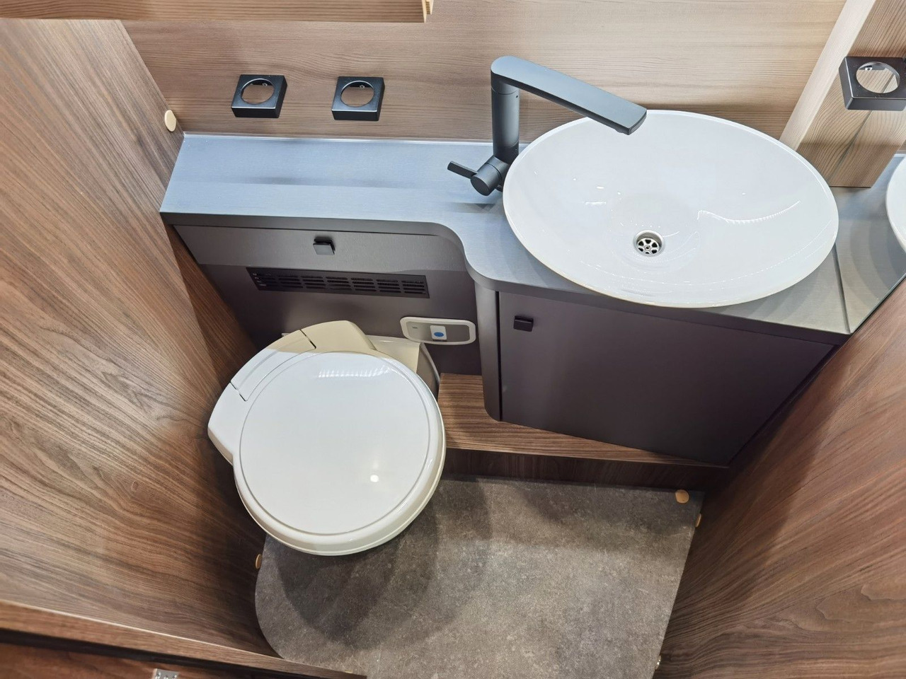 Leasing de Eura Mobil INTEGRA LINE 720 EB /-2026-/180-8G/ EINZELBETTEN Eura Mobil INTEGRA LINE 720 EB /-2026-/180-8G/ EINZELBETTEN: foto 24 Leasing de Eura Mobil INTEGRA LINE 720 EB /-2026-/180-8G/ EINZELBETTEN Eura Mobil INTEGRA LINE 720 EB /-2026-/180-8G/ EINZELBETTEN: foto 24