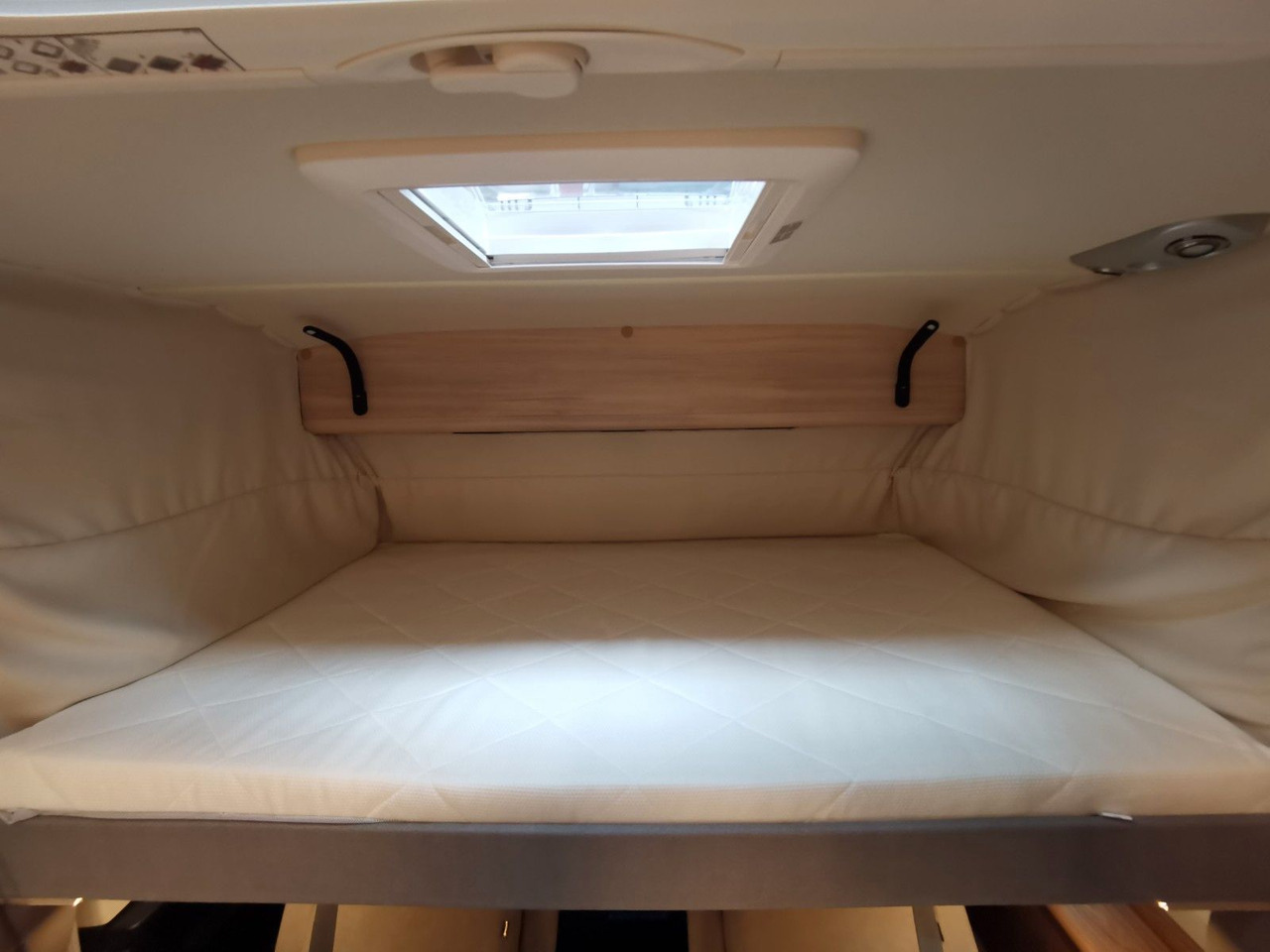 Leasing de Eura Mobil INTEGRA LINE 720 EB /-2026-/180-8G/ EINZELBETTEN Eura Mobil INTEGRA LINE 720 EB /-2026-/180-8G/ EINZELBETTEN: foto 22 Leasing de Eura Mobil INTEGRA LINE 720 EB /-2026-/180-8G/ EINZELBETTEN Eura Mobil INTEGRA LINE 720 EB /-2026-/180-8G/ EINZELBETTEN: foto 22