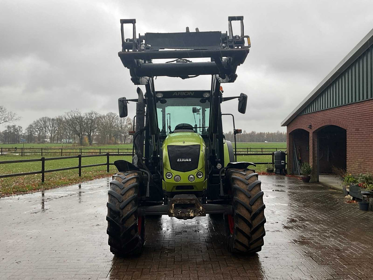 2011 CLAAS ARION 420 FOUR-WHEEL DRIVE FARM TRACTOR WITH FRONT LOADER - Tractor: foto 3 2011 CLAAS ARION 420 FOUR-WHEEL DRIVE FARM TRACTOR WITH FRONT LOADER - Tractor: foto 3