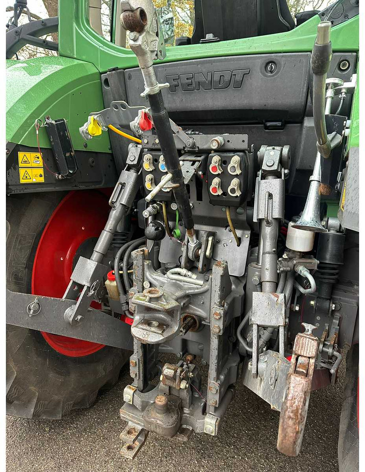 2015 FENDT 312 VARIO S4 ALL-WHEEL DRIVE FARM TRACTOR - Tractor: foto 3 2015 FENDT 312 VARIO S4 ALL-WHEEL DRIVE FARM TRACTOR - Tractor: foto 3