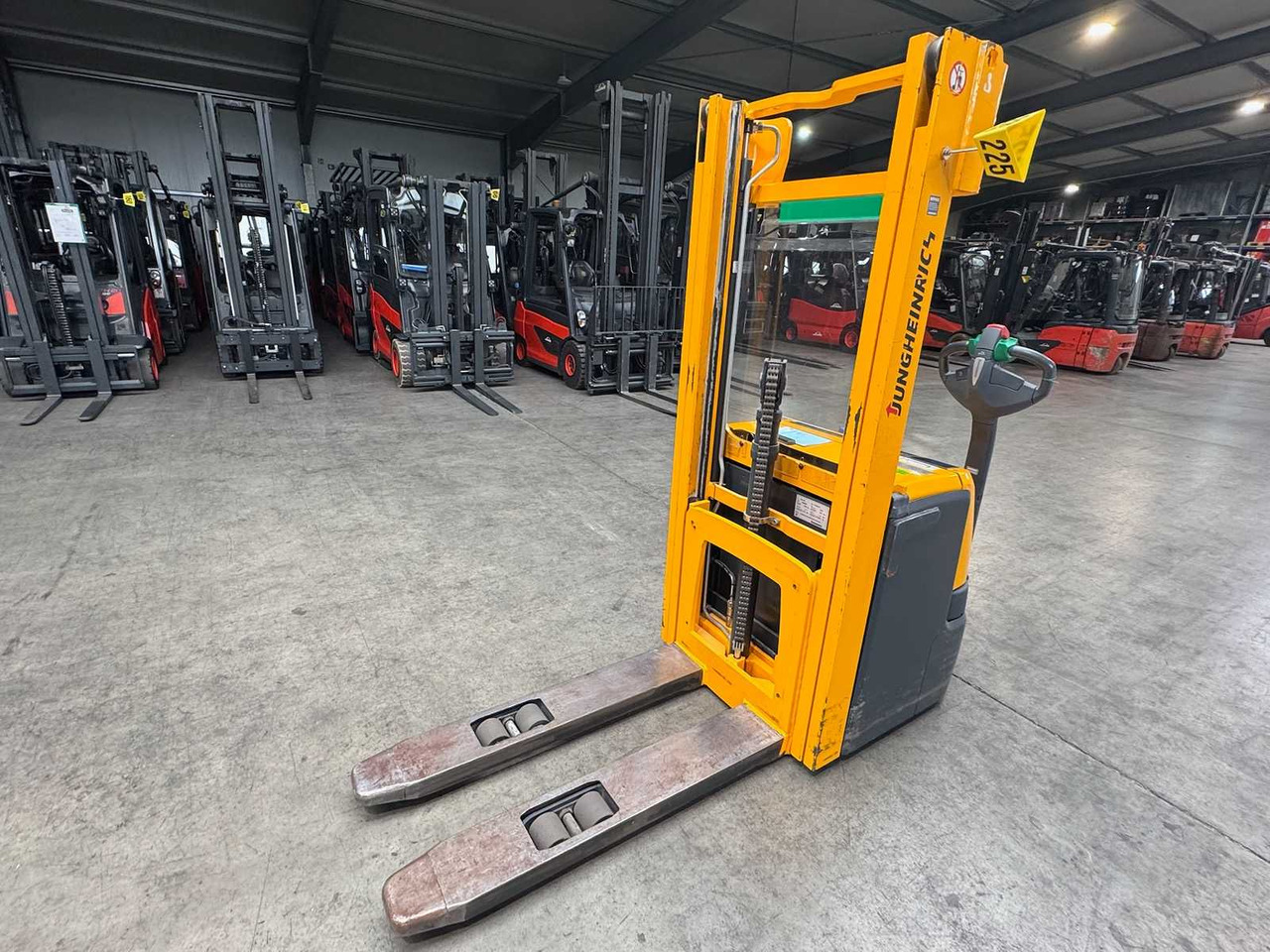 2015 SERVICE+UVV 10/2026 JUNGHEINRICH EJC220 2,000KG STACKER PALLET TRUCK ANT FREE LIFT 4,020 HOURS - Carretilla elevadora: foto 4 2015 SERVICE+UVV 10/2026 JUNGHEINRICH EJC220 2,000KG STACKER PALLET TRUCK ANT FREE LIFT 4,020 HOURS - Carretilla elevadora: foto 4