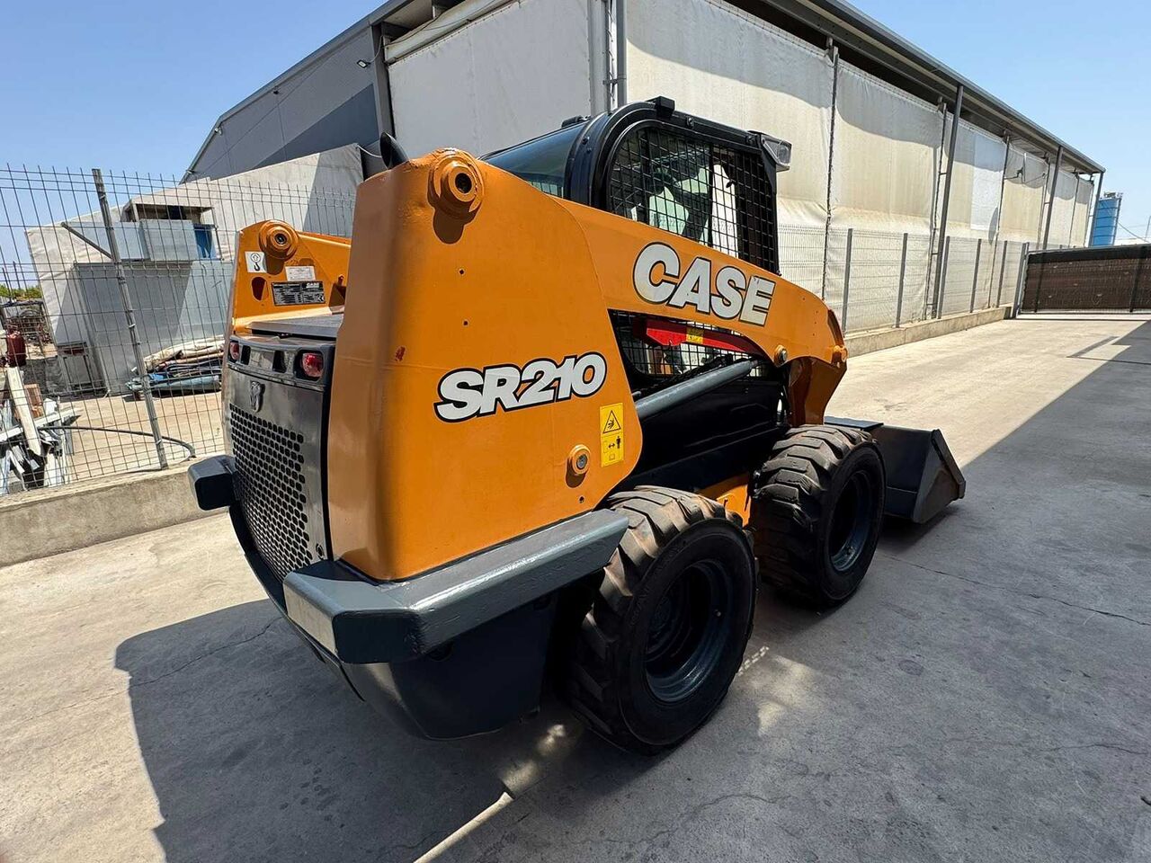 CASE SR210 COMPACT LOADER WITH RADIAL LIFT GEOMETRY - Minicargadora de cadenas: foto 3 CASE SR210 COMPACT LOADER WITH RADIAL LIFT GEOMETRY - Minicargadora de cadenas: foto 3