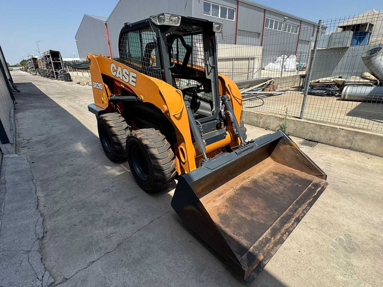 CASE SR210 COMPACT LOADER WITH RADIAL LIFT GEOMETRY - Minicargadora de cadenas: foto 2 CASE SR210 COMPACT LOADER WITH RADIAL LIFT GEOMETRY - Minicargadora de cadenas: foto 2