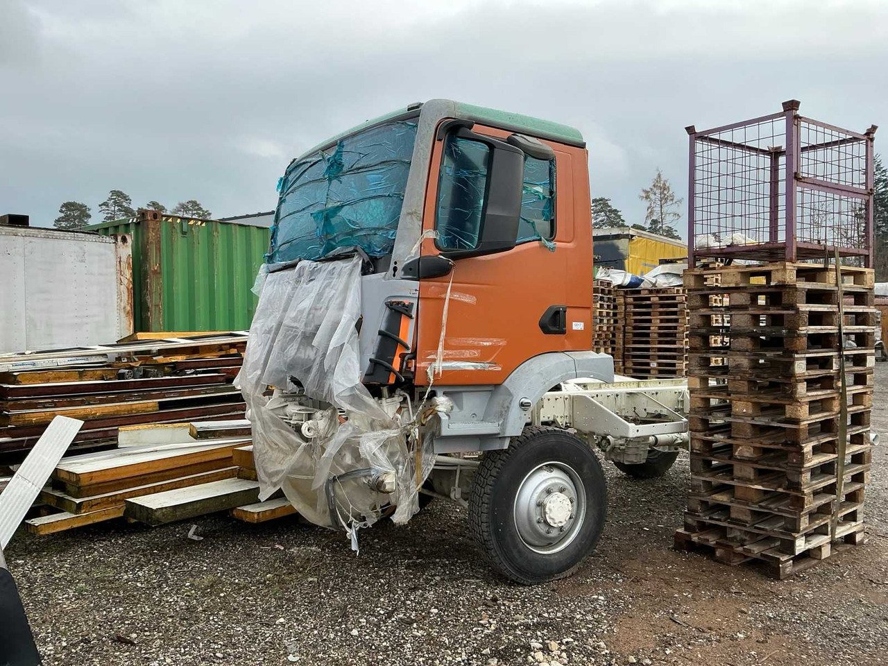 MAN TRUCK SPARE PARTS DISPENSER - Camión: foto 1 MAN TRUCK SPARE PARTS DISPENSER - Camión: foto 1