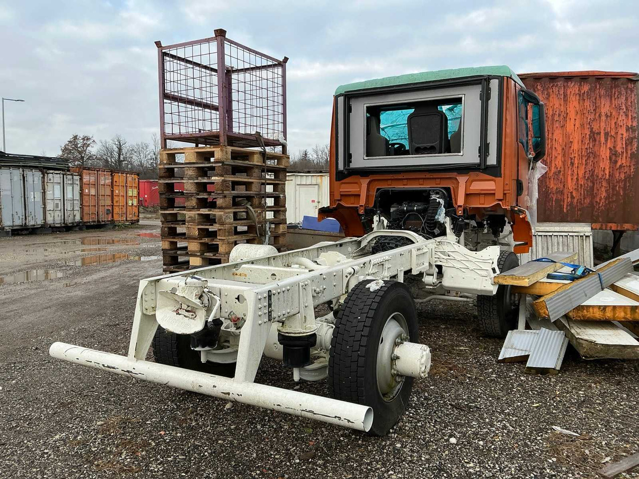 MAN TRUCK SPARE PARTS DISPENSER - Camión: foto 2 MAN TRUCK SPARE PARTS DISPENSER - Camión: foto 2