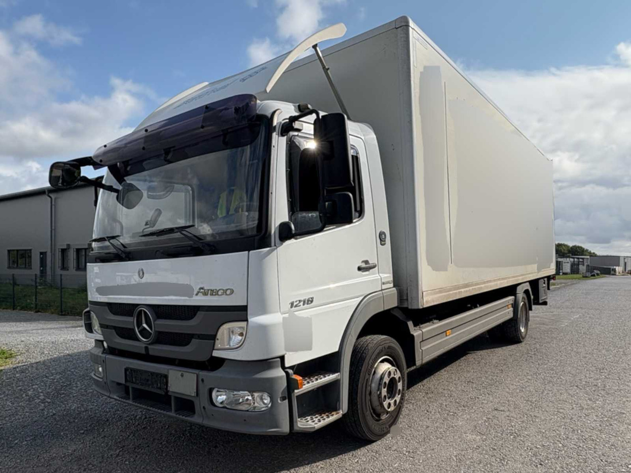 MERCEDES BENZ ATEGO 818 BOX TRUCK WITH TAIL LIFT - Camión: foto 1 MERCEDES BENZ ATEGO 818 BOX TRUCK WITH TAIL LIFT - Camión: foto 1