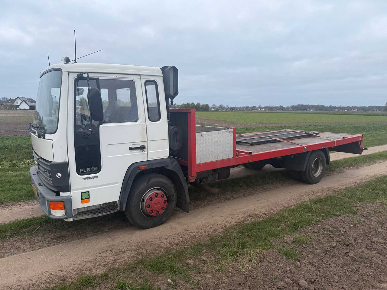 VOLVO - FL608-4X2-J 75 - TRUCK - 1993 - Camión: foto 2 VOLVO - FL608-4X2-J 75 - TRUCK - 1993 - Camión: foto 2