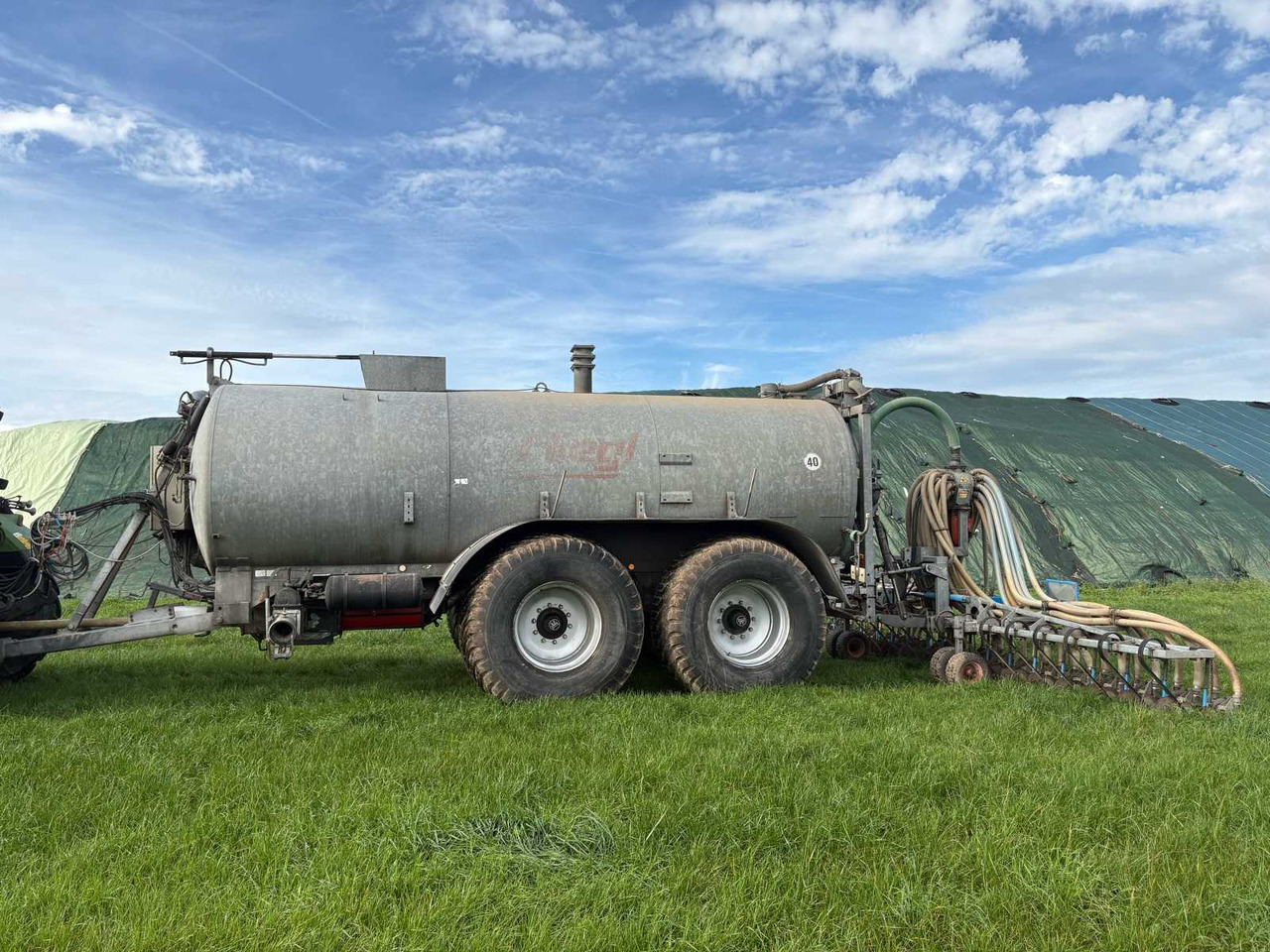 FLIEGL Güllefass mit Schleppschuhverteiler und Scheibeninjektor - Esparcidor de estiércol: foto 1 FLIEGL Güllefass mit Schleppschuhverteiler und Scheibeninjektor - Esparcidor de estiércol: foto 1