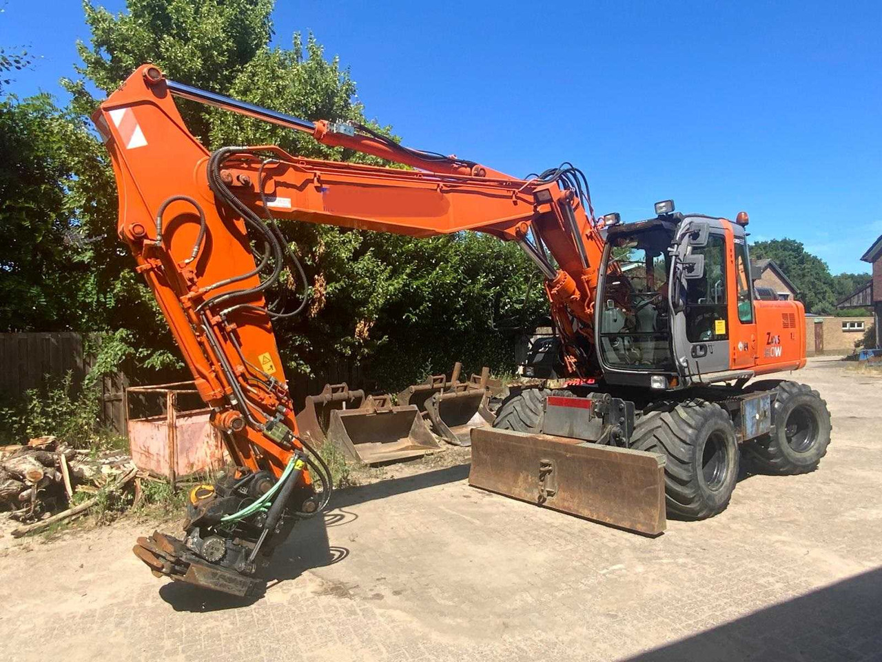 Hitachi ZX 160W - Excavadora de ruedas: foto 1 Hitachi ZX 160W - Excavadora de ruedas: foto 1