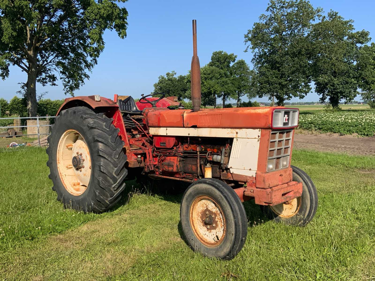 International 1046 A - Tractor: foto 2 International 1046 A - Tractor: foto 2
