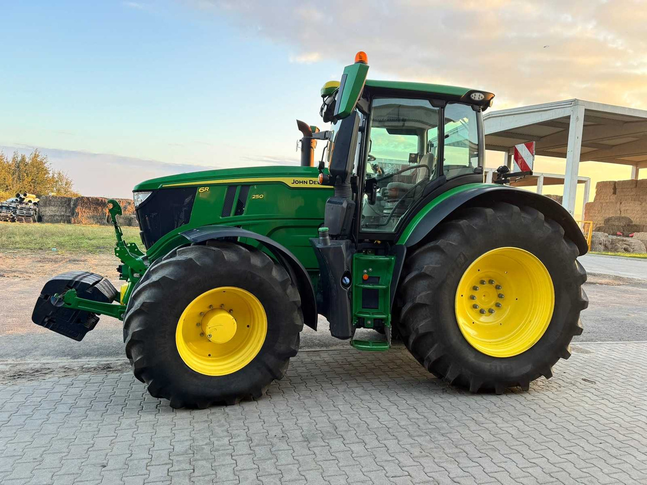 JOHN DEERE 6R 250 - E18 - Tractor: foto 2 JOHN DEERE 6R 250 - E18 - Tractor: foto 2