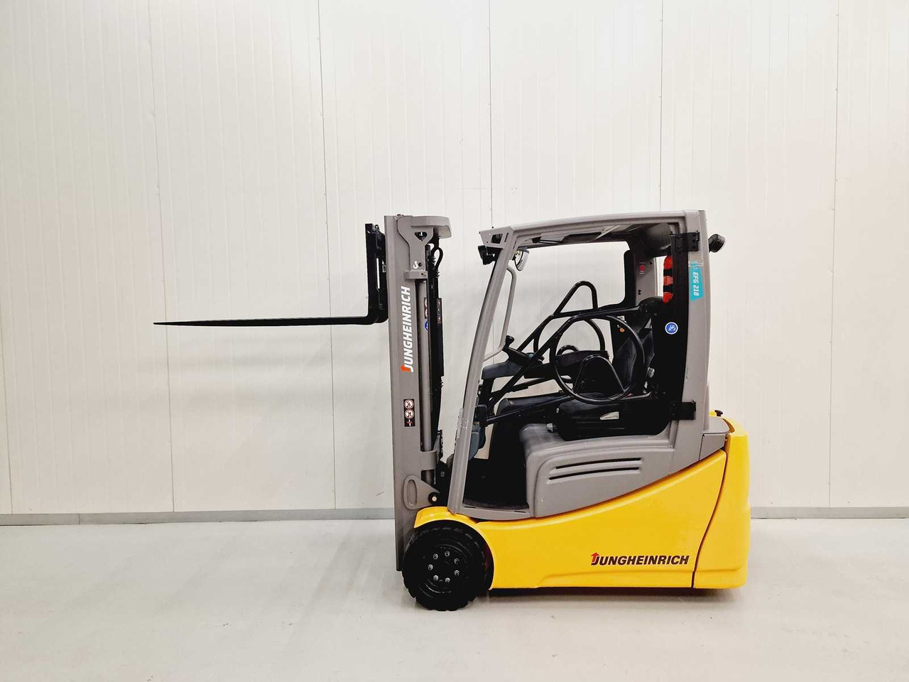 JUNGHEINRICH - 2017 - EFG 218 - FORKLIFT - FREE-LIFT - SIDE-SHIFT - Carretilla elevadora: foto 4 JUNGHEINRICH - 2017 - EFG 218 - FORKLIFT - FREE-LIFT - SIDE-SHIFT - Carretilla elevadora: foto 4
