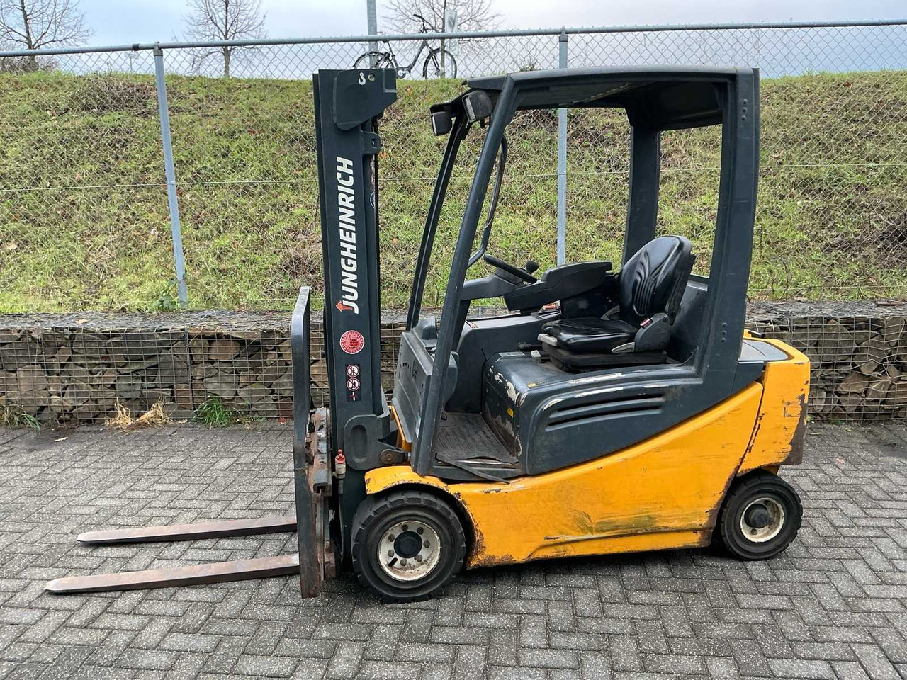 JUNGHEINRICH EFG 320 FORKLIFT - Carretilla elevadora: foto 1 JUNGHEINRICH EFG 320 FORKLIFT - Carretilla elevadora: foto 1