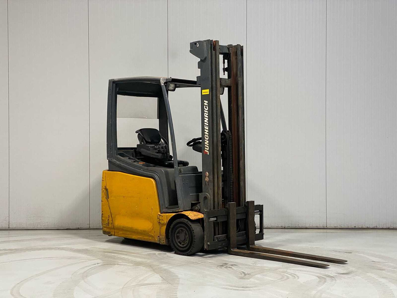 JUNGHEINRICH - EFG216K - FORKLIFT - TRIPLEX - FREE-LIFT - SIDE-SHIFT - Carretilla elevadora: foto 1 JUNGHEINRICH - EFG216K - FORKLIFT - TRIPLEX - FREE-LIFT - SIDE-SHIFT - Carretilla elevadora: foto 1