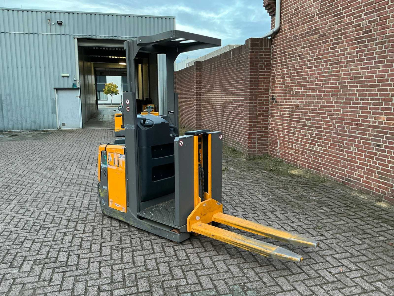 JUNGHEINRICH EKS 110 ORDER PICK TRUCK 2020 - Carretilla elevadora: foto 3 JUNGHEINRICH EKS 110 ORDER PICK TRUCK 2020 - Carretilla elevadora: foto 3