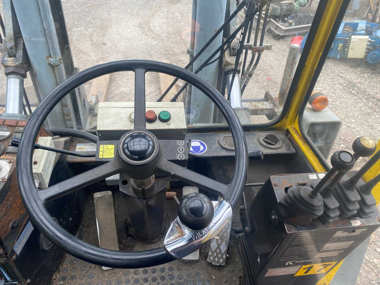 KALMAR - DC 12-600 - DIESEL FORKLIFT WITH FORK POSITIONER - Carretilla elevadora: foto 4 KALMAR - DC 12-600 - DIESEL FORKLIFT WITH FORK POSITIONER - Carretilla elevadora: foto 4